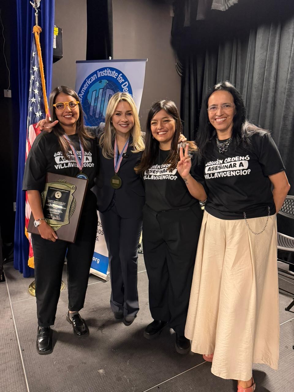 Vicky Dávila, con las hijas de Fernando Villavicencio, el periodista asesinado en Ecuador.