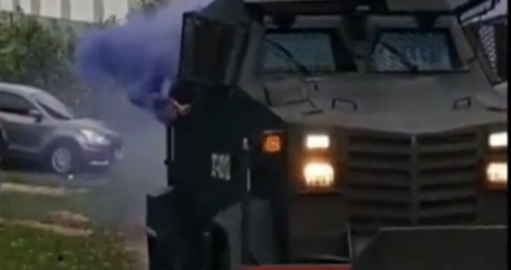 Tanqueta de la Policía Nacional ingresó a colegio de Sabaneta.