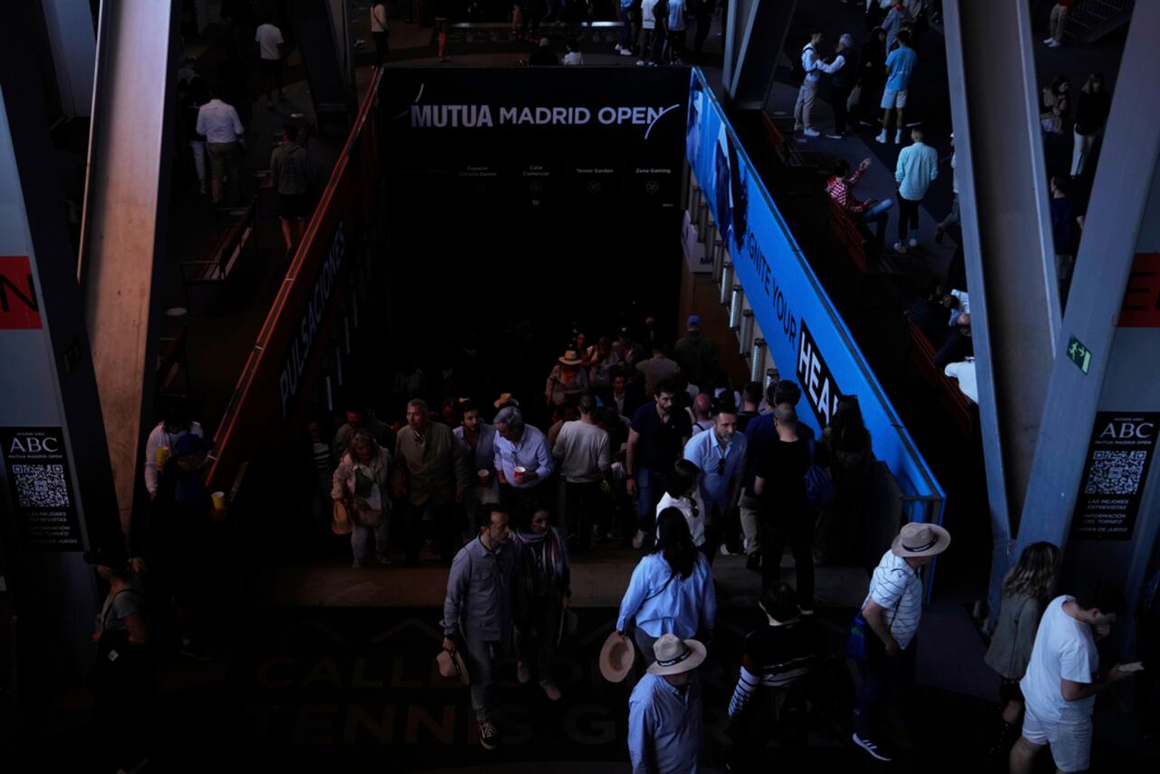 Espectadores deambulan por el recinto del Abierto de Madrid durante un apagón general en Madrid, el lunes 28 de abril de 2025. (Foto AP/Manu Fernandez)