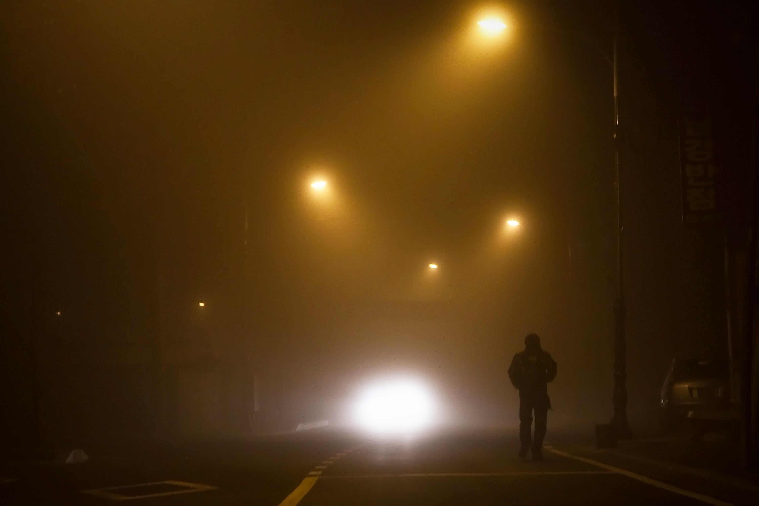 En medio de un accidente o para avisar de alguna situación en carretera, algunas personas acuden a hacer señales con la linterna.