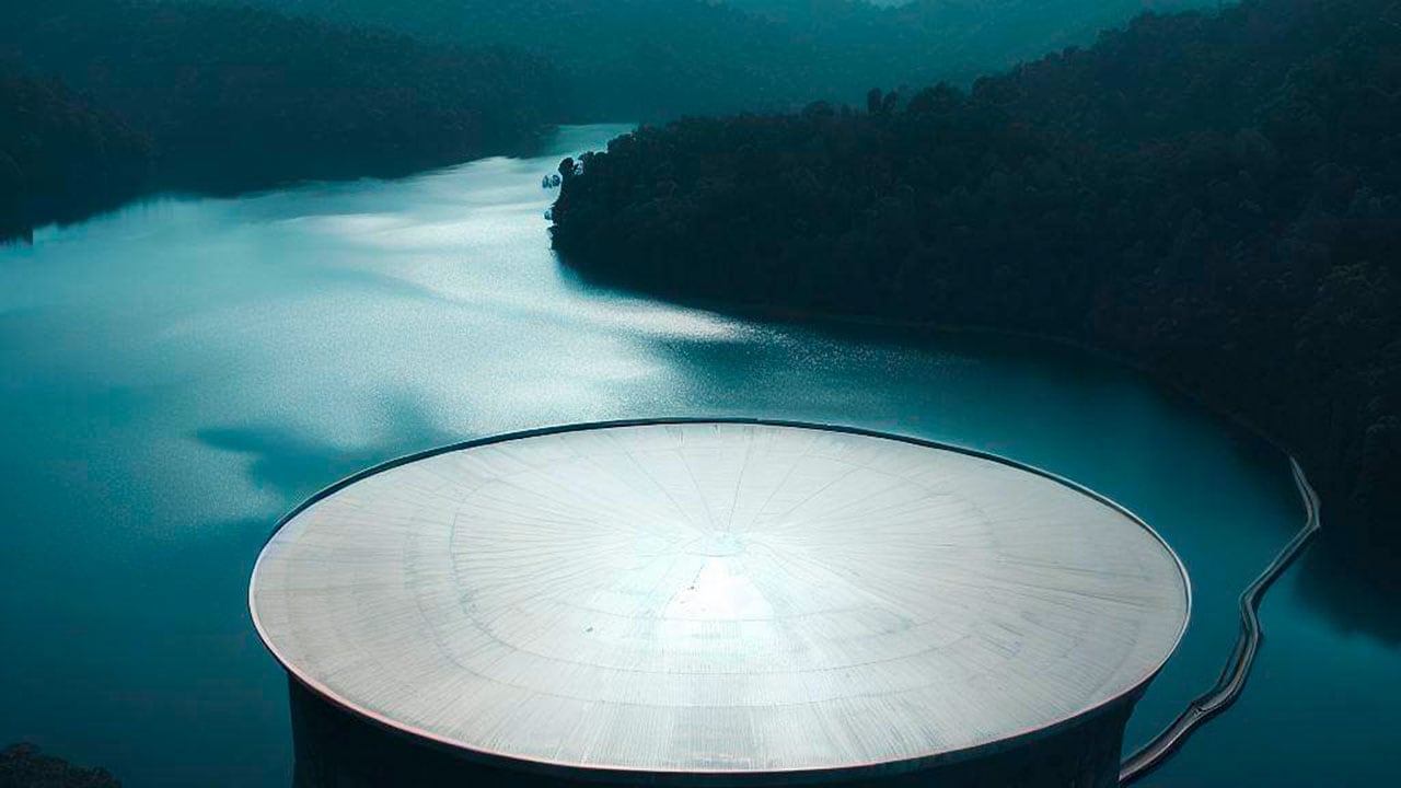 Ilustración de un embalse con abundante agua.