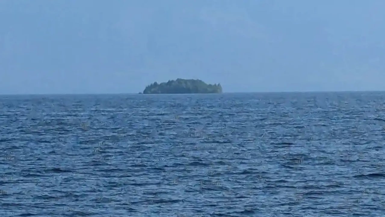 En un lago canadiense, una isla cubierta de árboles apareció de la nada, desapareció sin dejar rastro y volvió a surgir kilómetros más allá.
