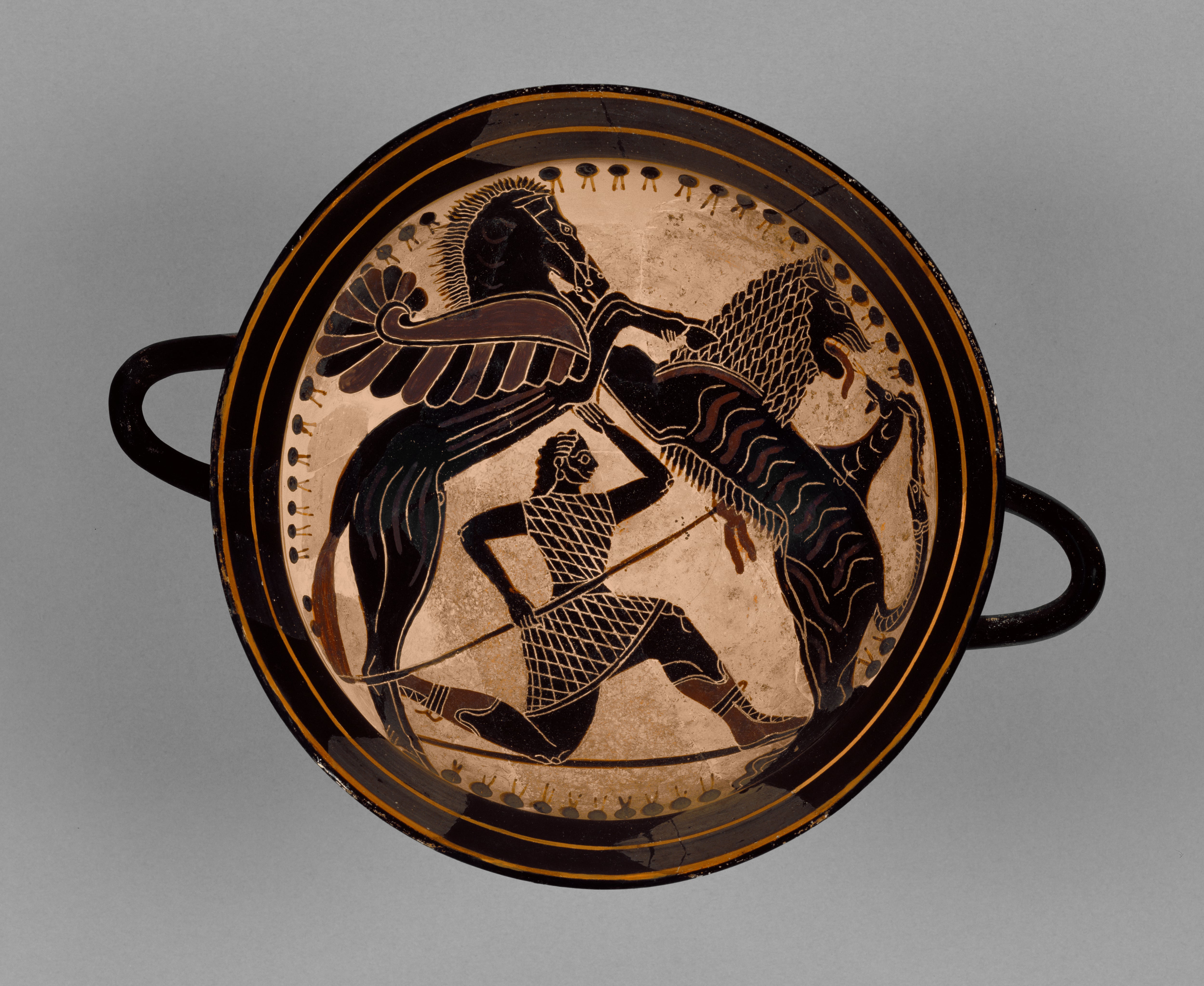 En el interior de esta kylix, el héroe griego Belerofonte lucha contra la monstruosa Quimera (a la derecha).