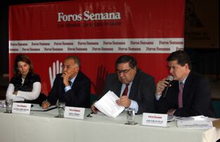De izquierda a derecha; Luz María Sierra, Editora General  Revista Semana; Alfonso Gómez Méndez, Ex fiscal; José Posada, Medico y asesor del Ministerio de Protección Social y Juan Carlos Vélez, Senador de la Republica. 