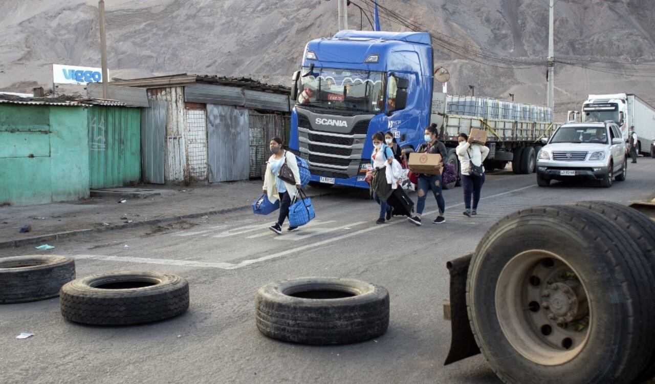 Con llantas y camiones, los chilenos bloquean la frontera en Iquique al sur del país