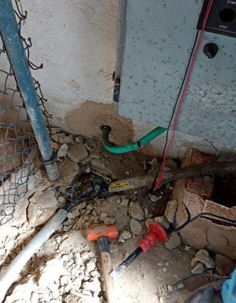 Con perforaciones en el suelo elaboraron un sistema para robar la energía.