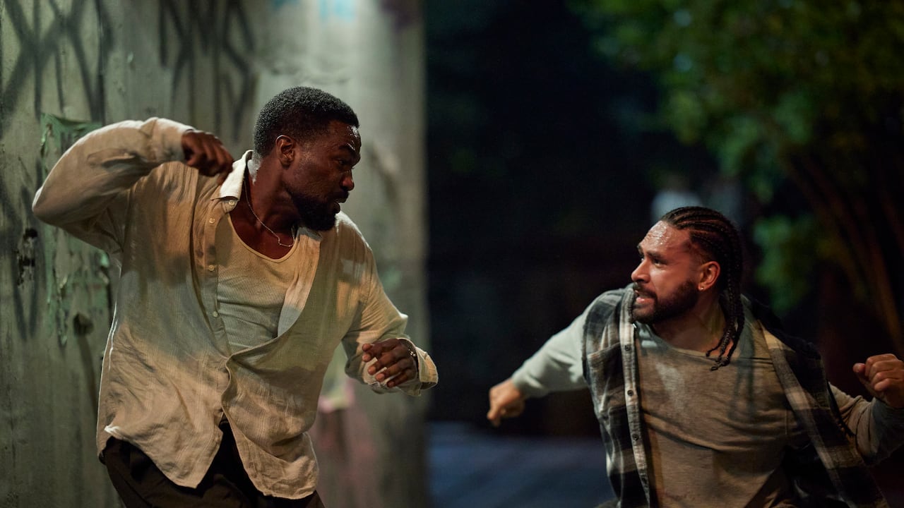 La plataforma estrenó el 30 de abril de 2026 la serie Hombre en llamas (Man on Fire).