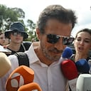 El actor español Rodolfo Sancho (C) llega al tribunal para asistir al juicio de su hijo Daniel Sancho Bronchalo, acusado de matar al cirujano plástico colombiano Edwin Arrieta Arteaga en la isla de Koh Pha Ngan en agosto de 2023, en el Tribunal Provincial de Koh Samui el 9 de abril de 2024. (Foto de Lillian SUWANRUMPHA / AFP)