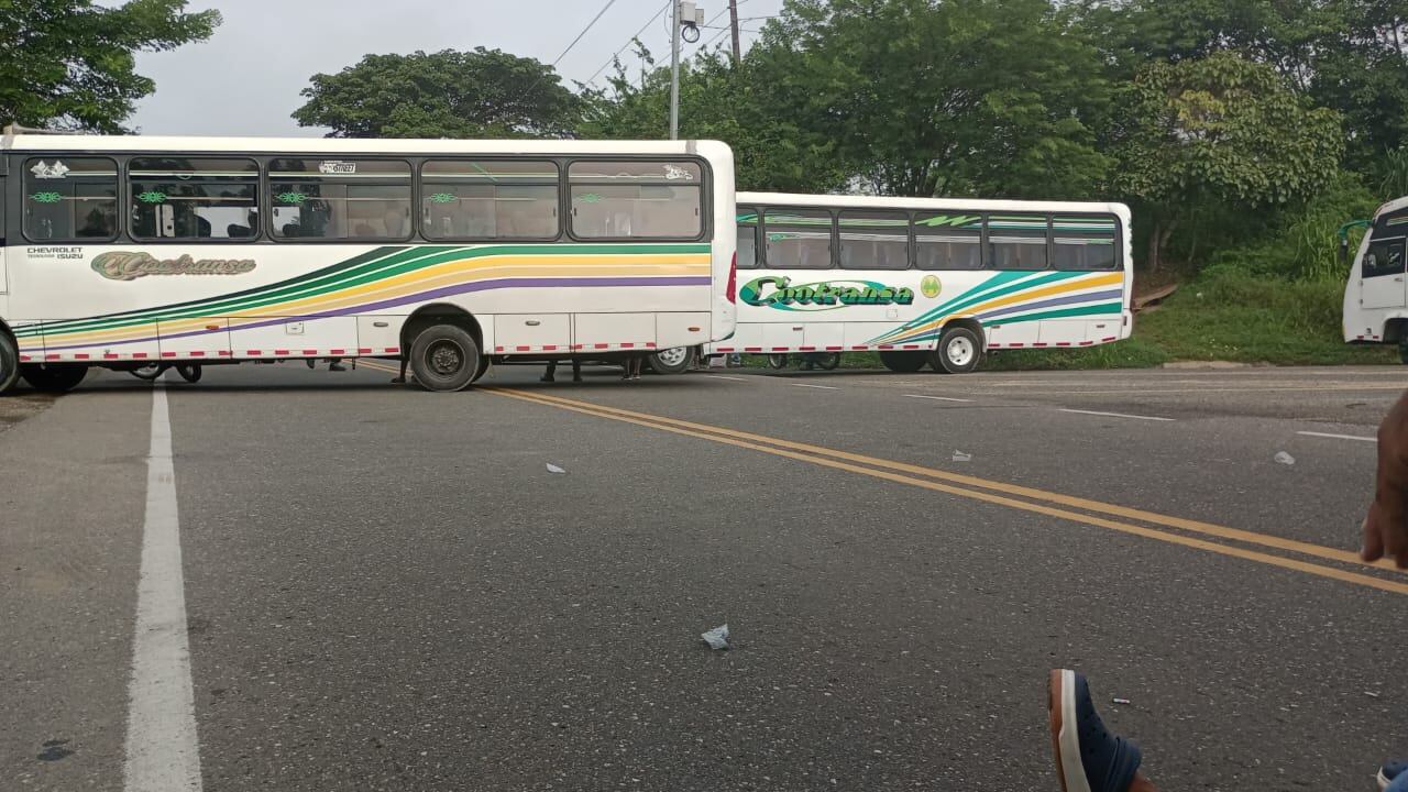 Empresa prestó servicio solo del 50 % de los buses por miedo de los conductores a laborar.