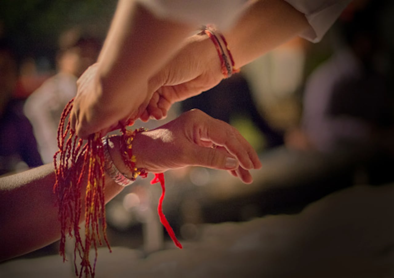 Muchas personas asocian las pulseras con protección.