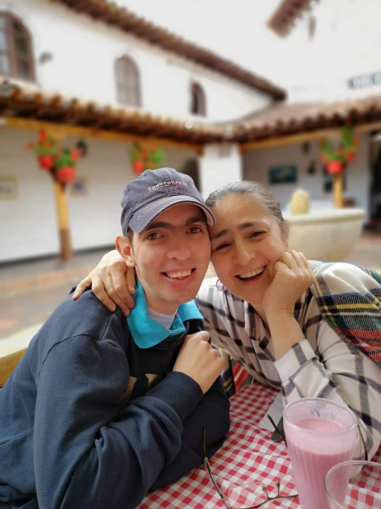 Jimena Jaramillo y su hijo Juan Diego, paciente de epilepsia