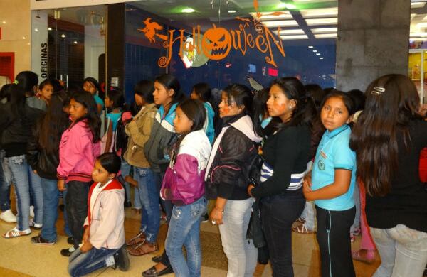 Con gran expectativa, uno a uno de los pequeños ingresaron al centro de diversión "Divercity" en donde jugaron gran parte del día.