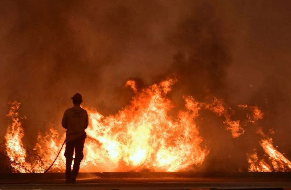 Vientos huracanados en un clima seco y caliente: una combinación perfecta para potenciar los incendios forestales que este jueves se reproducían sin dar tregua a los bomberos en California. Foto: AFP