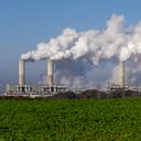 Planta de energía de carbón con contaminación.