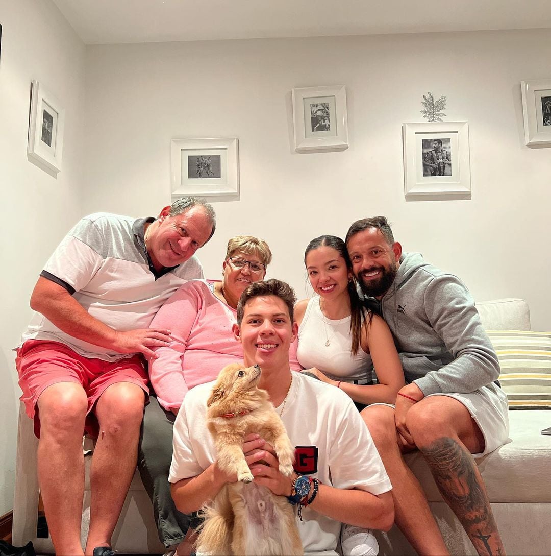 El futbolista posó junto a su familia