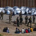 Cientos de personas esperan poder pedir asilo en Estados Unidos desde el próximo viernes. (Photo by Guillermo Arias / AFP)