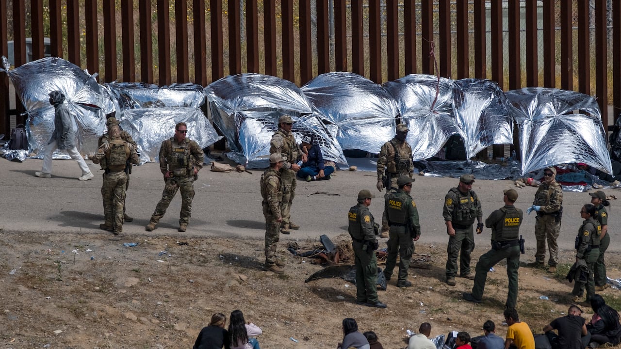 Cientos de personas esperan poder pedir asilo en Estados Unidos.