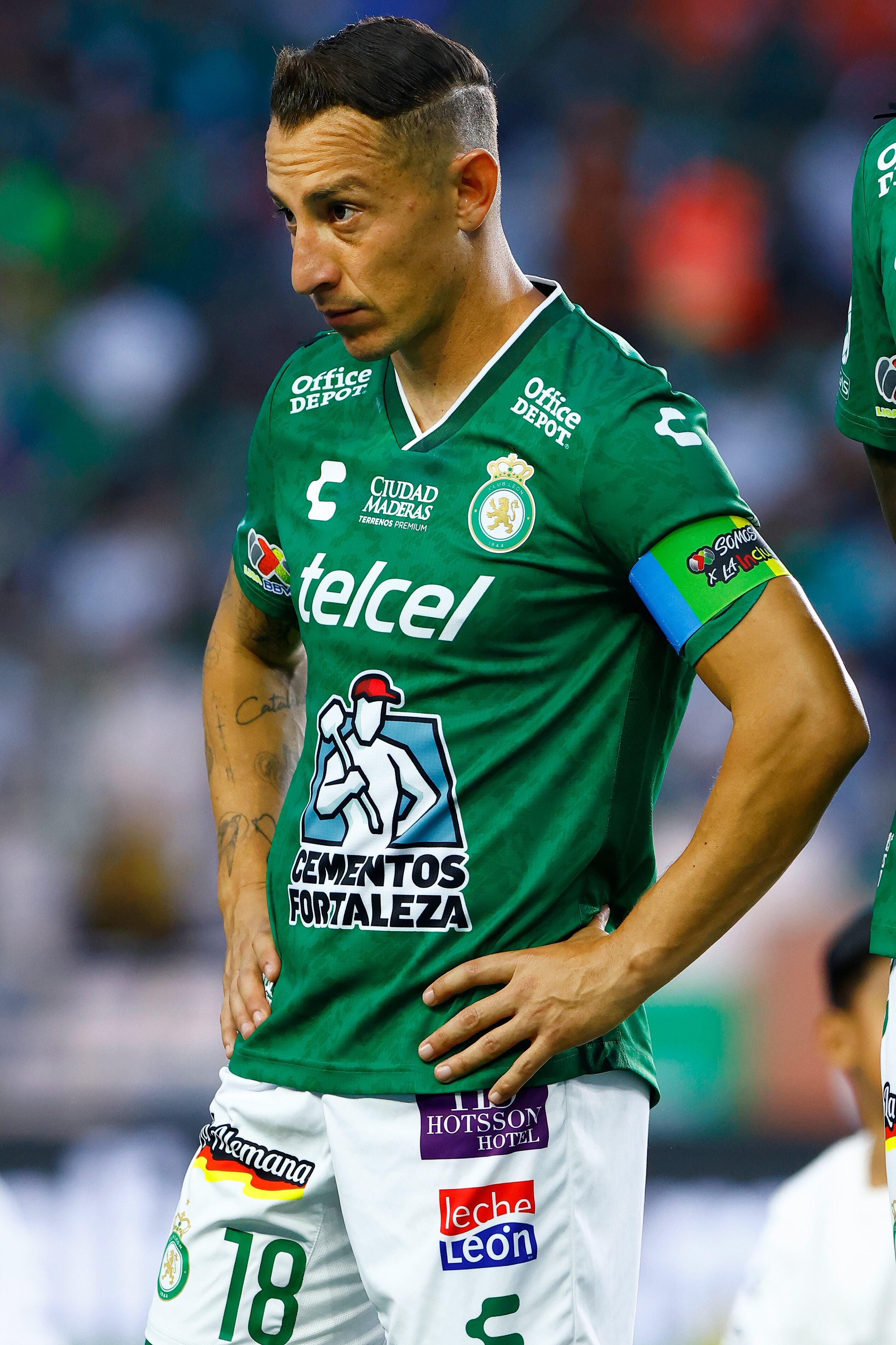 Andrés Guardado con la banda de capitán de Club León