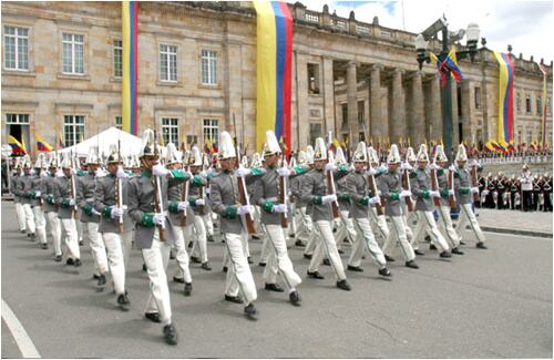 Es como una competencia entre cada una de las Fuerzas Armadas por mostrar desfiles más ceremoniosos y uniformes más vistosos y semejantes a los de la época que representan. 