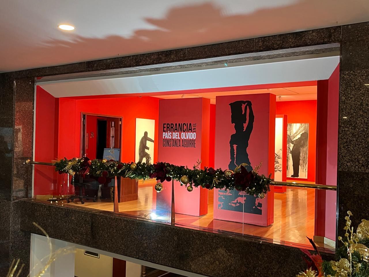 En estas composiciones, el trabajo humano aparece como una coreografía de gestos y movimientos donde el cuerpo se convierte en el centro de la acción y reflexiona sobre la memoria, el territorio y las errancias que atraviesan la historia de Colombia.