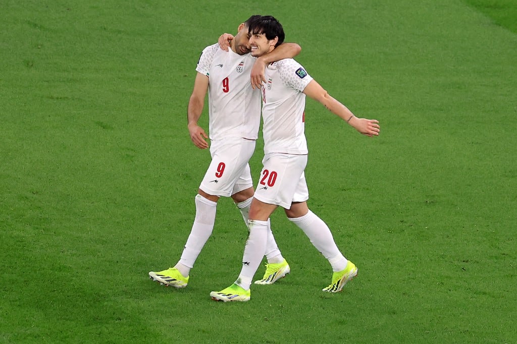 DOHA, QATAR - 7 DE FEBRERO: Sardar Azmoun de Irán celebra marcar el gol inicial con Mehdi Taremi de Irán durante el partido de semifinal de la Copa Asiática de la AFC entre Irán y Qatar en el estadio Al Thumama el 7 de febrero de 2024 en Doha, Qatar. (Foto de Lintao Zhang/Getty Images) (Foto de LINTAO ZHANG / GETTY IMAGES EUROPE / Getty Images vía AFP)
