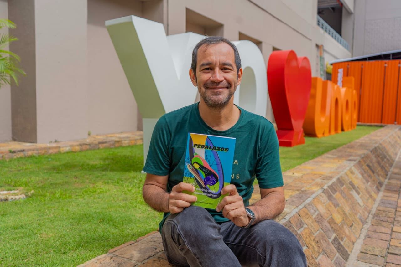 Javier Ferreira tiene una trayectoria de 25 años en el periodismo. Durante su carrera ha ganado en dos oportunidades el Premio Departamental de Periodismo de Santander ‘Luis Enrique Figueroa Rey’ en la categoría Mejor trabajo deportivo en prensa