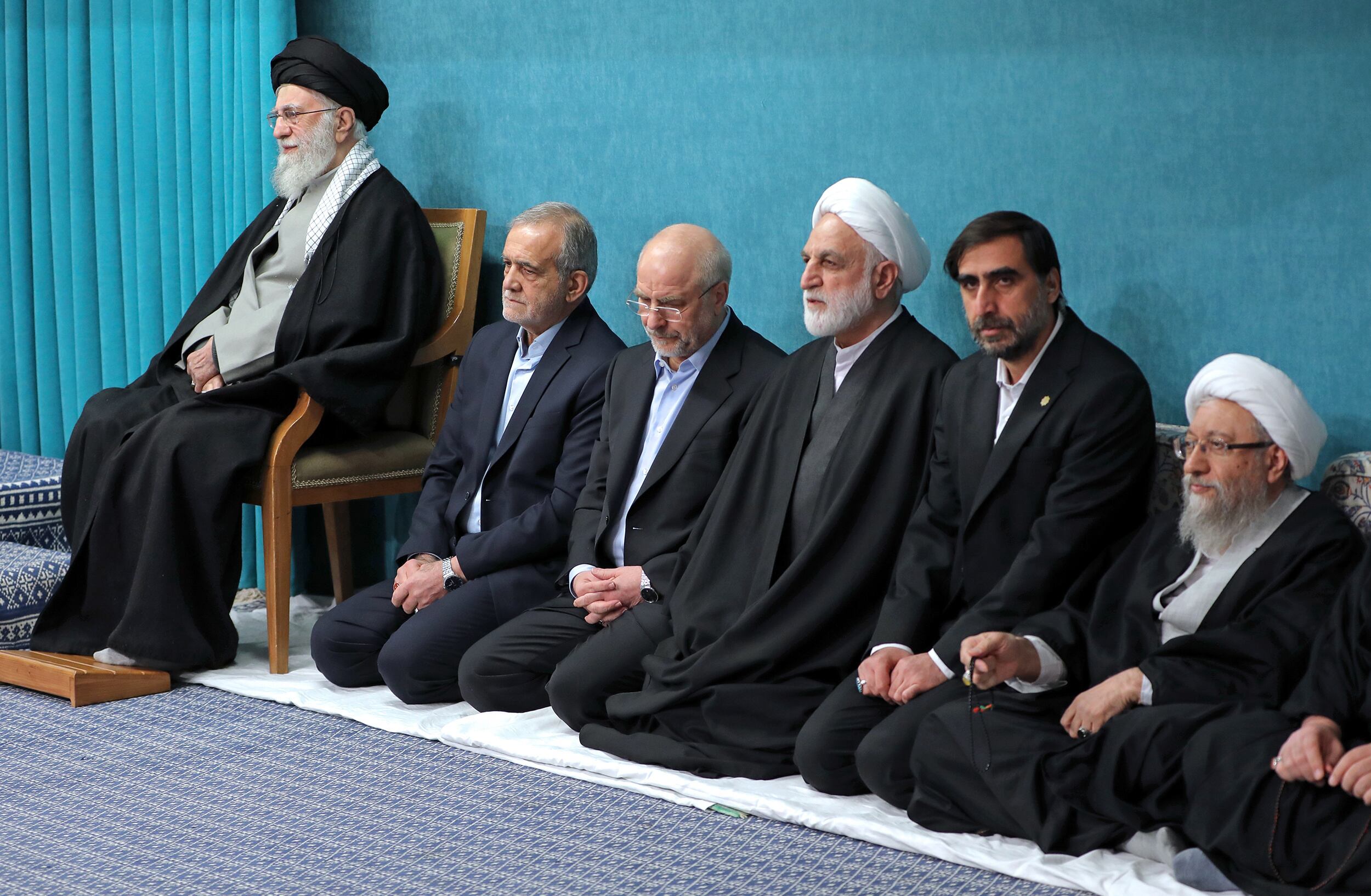 El Líder Supremo de Irán, Alí ​​Jamenei, pronuncia un discurso durante un iftar con altos funcionarios civiles y militares, tanto retirados como actuales, en Teherán, Irán, el 8 de marzo de 2025.