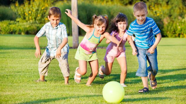 Los padres y cuidadores de niños deben tener conocimiento sobre las ventajas del juego como principal estrategia de actividad física.
