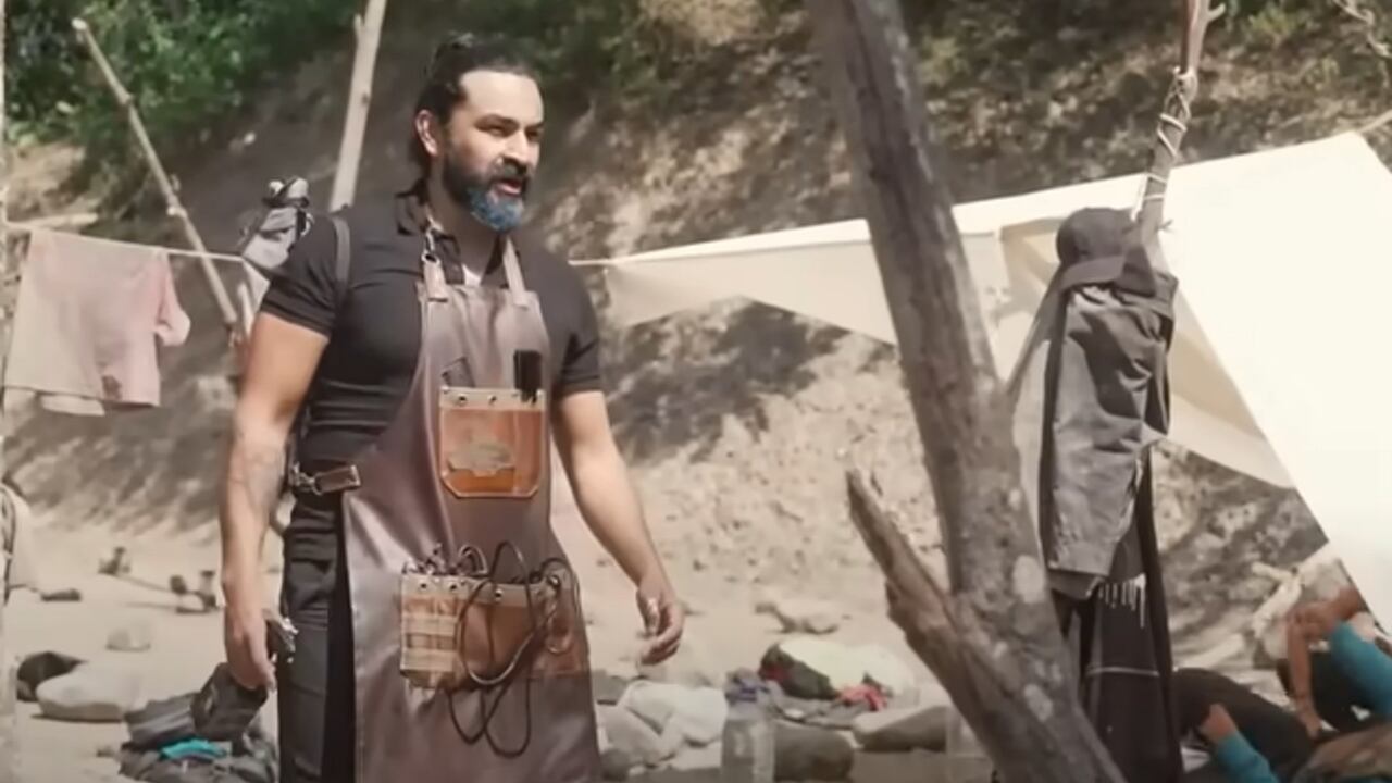 La persona encargada de cortar el cabello llegó al programa para cumplir el castigo.