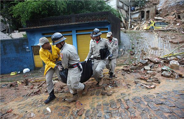 Lodo y escombros corrían por el morro Niteroi. Algunas personas murieron y varias viviendas y vehículos quedaron afectadas por la fuerza con que corría el derrumbe.