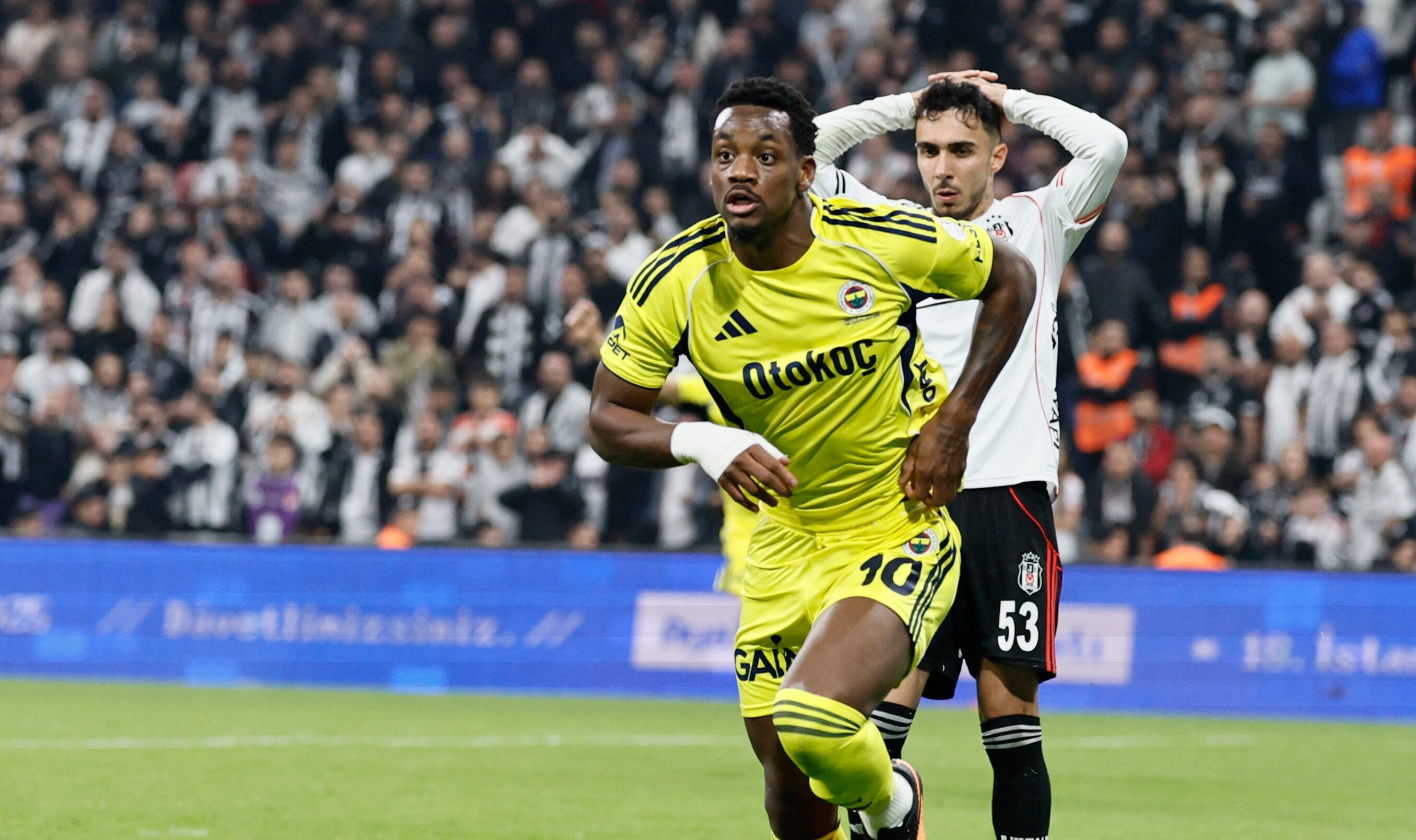 Jhon Jáder Durán corre hacía el tiro de esquina tras marcar el gol de la victoria de Fenerbahce ante Besiktas.