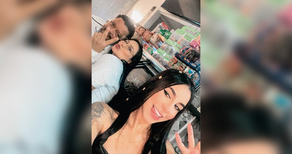    La pareja batalló por al menos cinco minutos para salir con vida del automóvil, pero finalmente murió. 