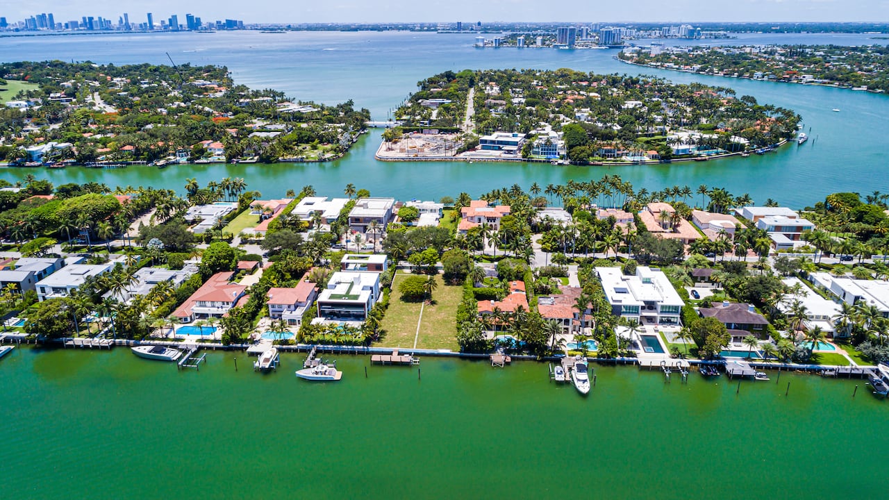 Miami Beach, Florida, vista aérea, Bahía Biscayne, Isla Allison, Isla La Gorce y horizonte de la ciudad.