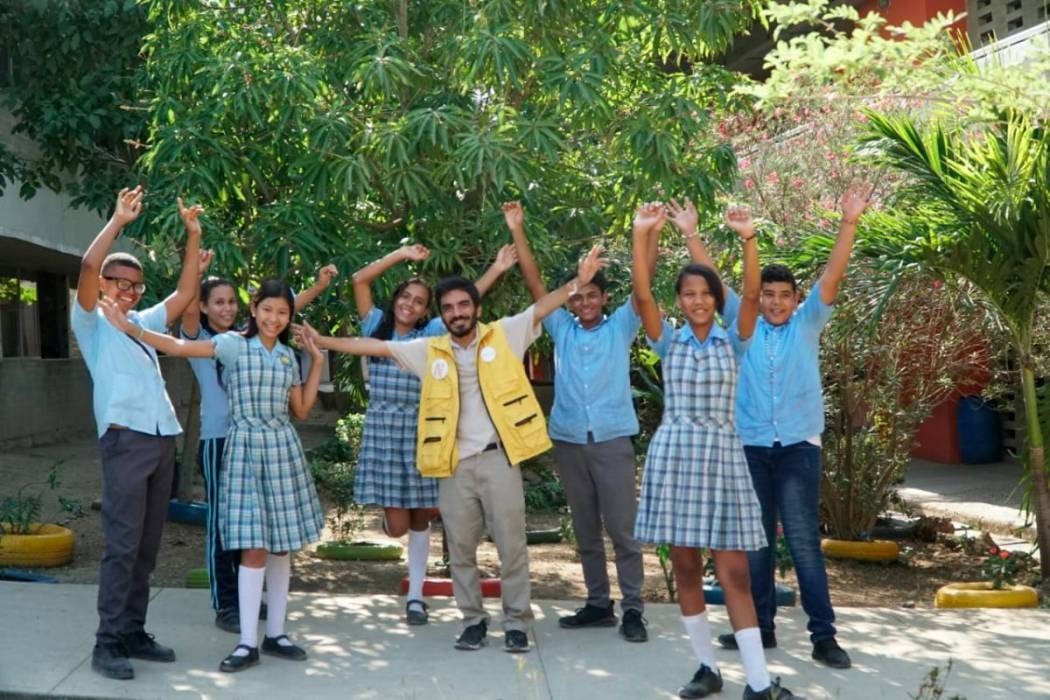 Enseña por Colombia es una organización no gubernamental que adaptó ideas internacionales para la solución de necesidades educativas en el país.