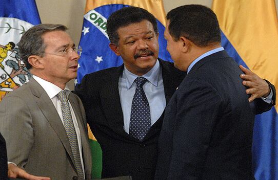 Uno de los periodos más tensos en las relaciones entre Colombia y Venezuela se dio en el 2007, sin embargo, en la Cumbre de Rio del 7 marzo el presidente dominicano medió para que las relaciones entre Uribe y Chávez volvieran a buen cauce, algo que nunca ocurrió. 