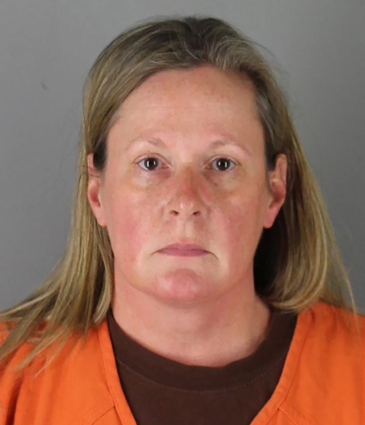 Arrestan a mujer policía que mató a joven negro en Minneapolis
