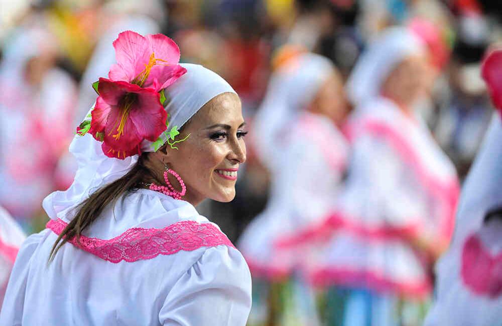 . Una mujer sonríe el jueves 27 de abril de 2017 durante el desfile multicolor de las tradicionales piloneras, con el que  se dio inicio  al quincuagésimo festival de la Leyenda Vallenata en Valledupar.  Foto: Carlos Julio Martínez/ Enviado Especial de Semana