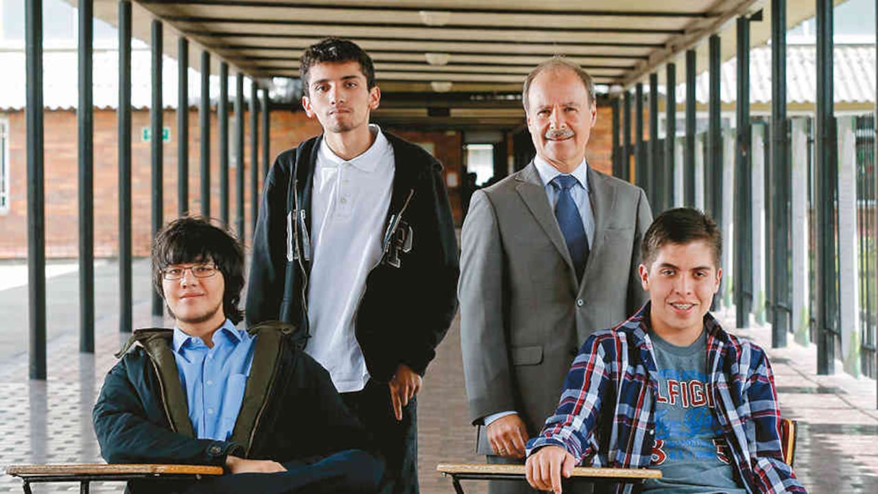 De izquierda a derecha: Luis José García, Juan Esteban Reyes, Juan Fernando Corral, rector, y Andrés Ricardo Pérez. Estudiantes destacados de la promoción 2017..