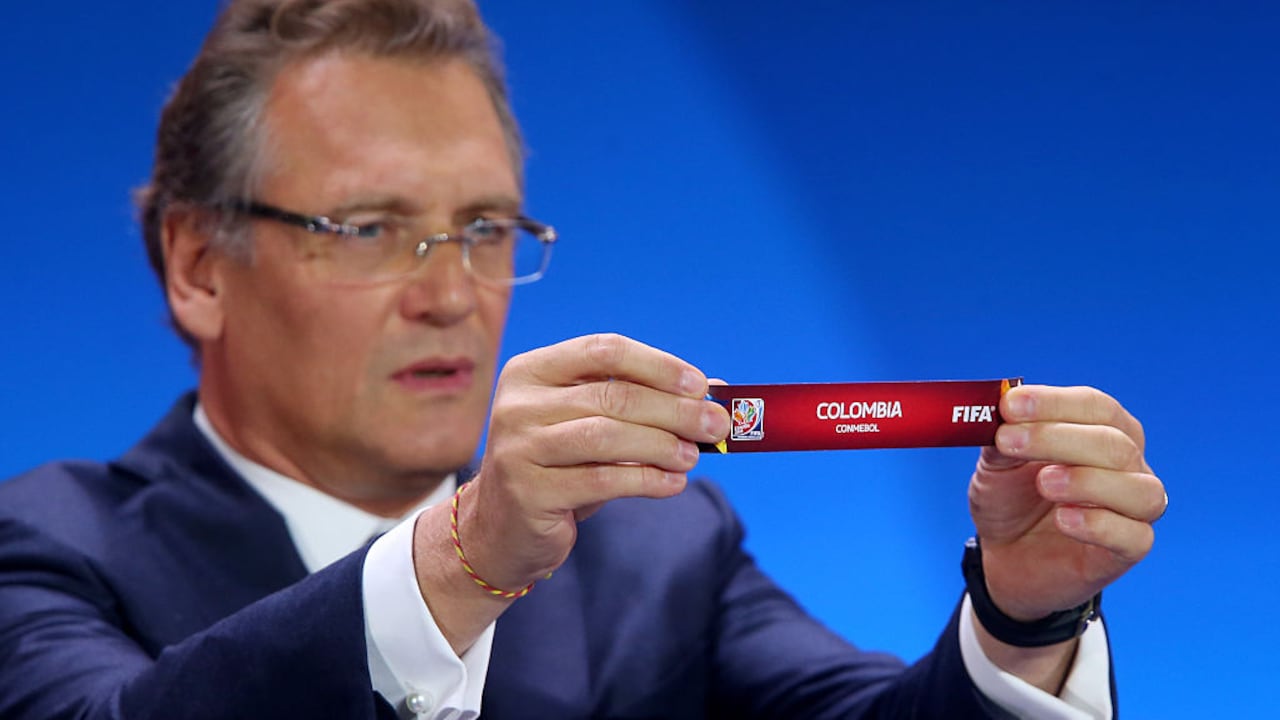 El Secretario General de la FIFA, Jerome Valcke, sostiene el nombre de Colombia durante el sorteo final de la Copa Mundial Femenina de la FIFA Canadá 2015 en el Museo Canadiense de Historia el 6 de diciembre de 2014 en Ottawa, Canadá. Foto de referencia de Colombia en un sorteo FIFA (Foto de Alexander Hassenstein - FIFA/FIFA vía Getty Images)