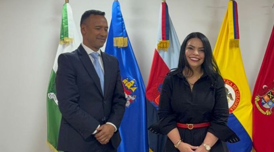 Angélica Verbel junto al ministro de Defensa, general (r) Pedro Sánchez.
