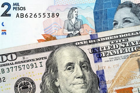 Dólar y peso colombiano.