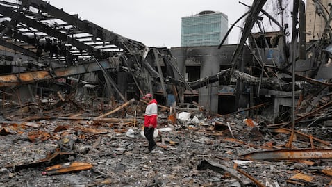 Un miembro de la Sociedad de la Media Luna Roja Iraní se encuentra en Hypercar, un taller mecánico, en medio de los daños que, según funcionarios de la empresa, fueron causados por los ataques del 1 de marzo, en Teherán, Irán