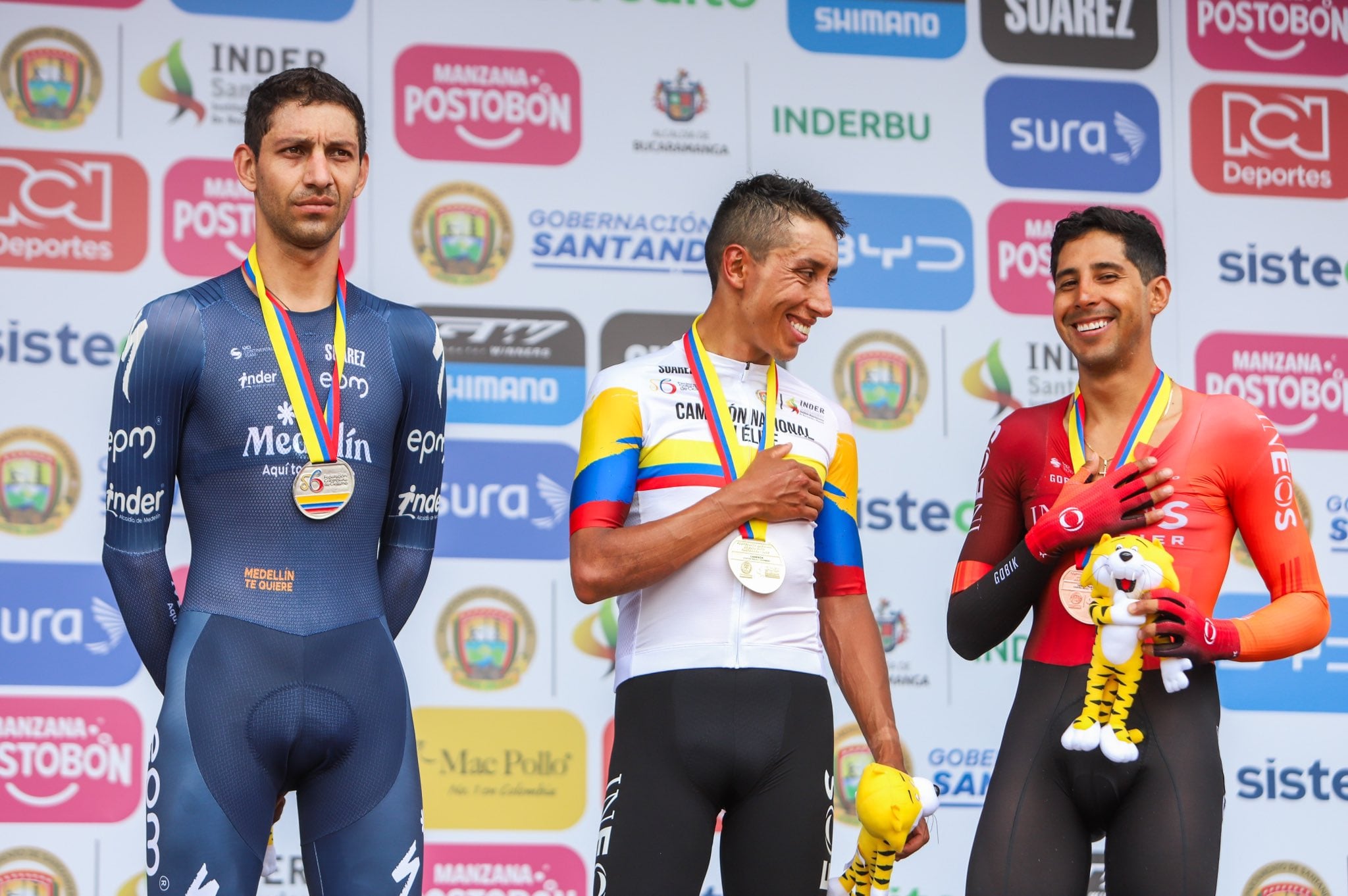 Egan Bernal (centro) en el podio de los campeonatos nacionales de ciclismo.