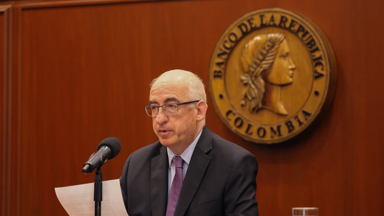 El Banco de la República explicó en sus minutas que la fuerte revaluación del peso colombiano ha contribuido a moderar las presiones inflacionarias en el país.