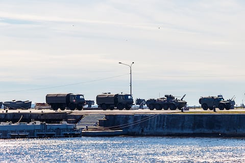 Las fuerzas rusas desocuparon una base militar con numerosos vehículos blindados y armamento de artillería ubicada en Medvedivka, en el norte de Crimea, que se encuentra bajo control ruso desde 2014.