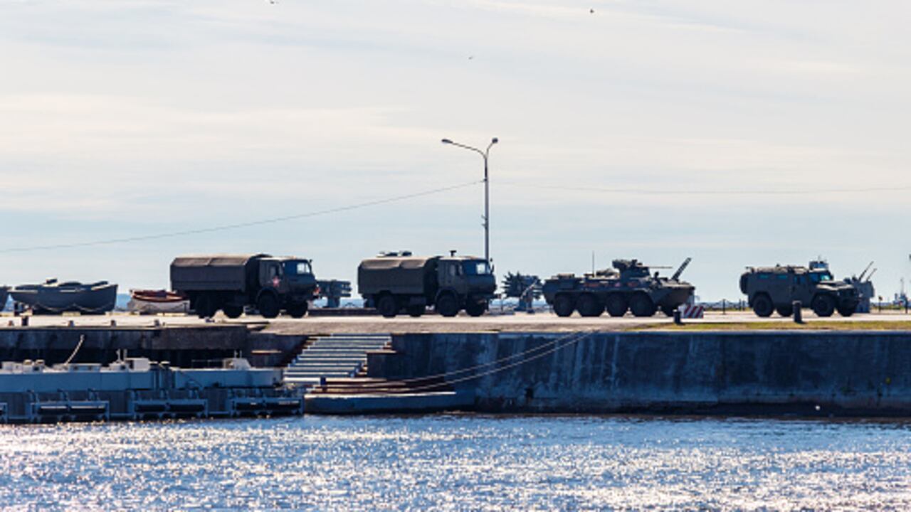 Las fuerzas rusas desocuparon una base militar con numerosos vehículos blindados y armamento de artillería ubicada en Medvedivka, en el norte de Crimea, que se encuentra bajo control ruso desde 2014.