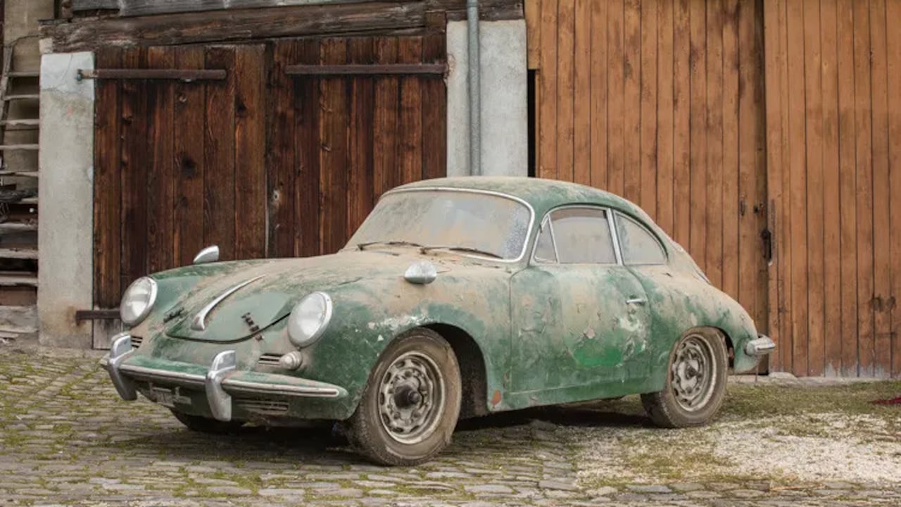 El histórico Porsche 356 encontrado en Suiza podría alcanzar los 35.000 francos suizos en subasta.