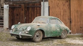 El histórico Porsche 356 encontrado en Suiza podría alcanzar los 35.000 francos suizos en subasta.