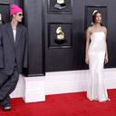 Justin Bieber junto a su pareja, Hailey en los premios Grammy