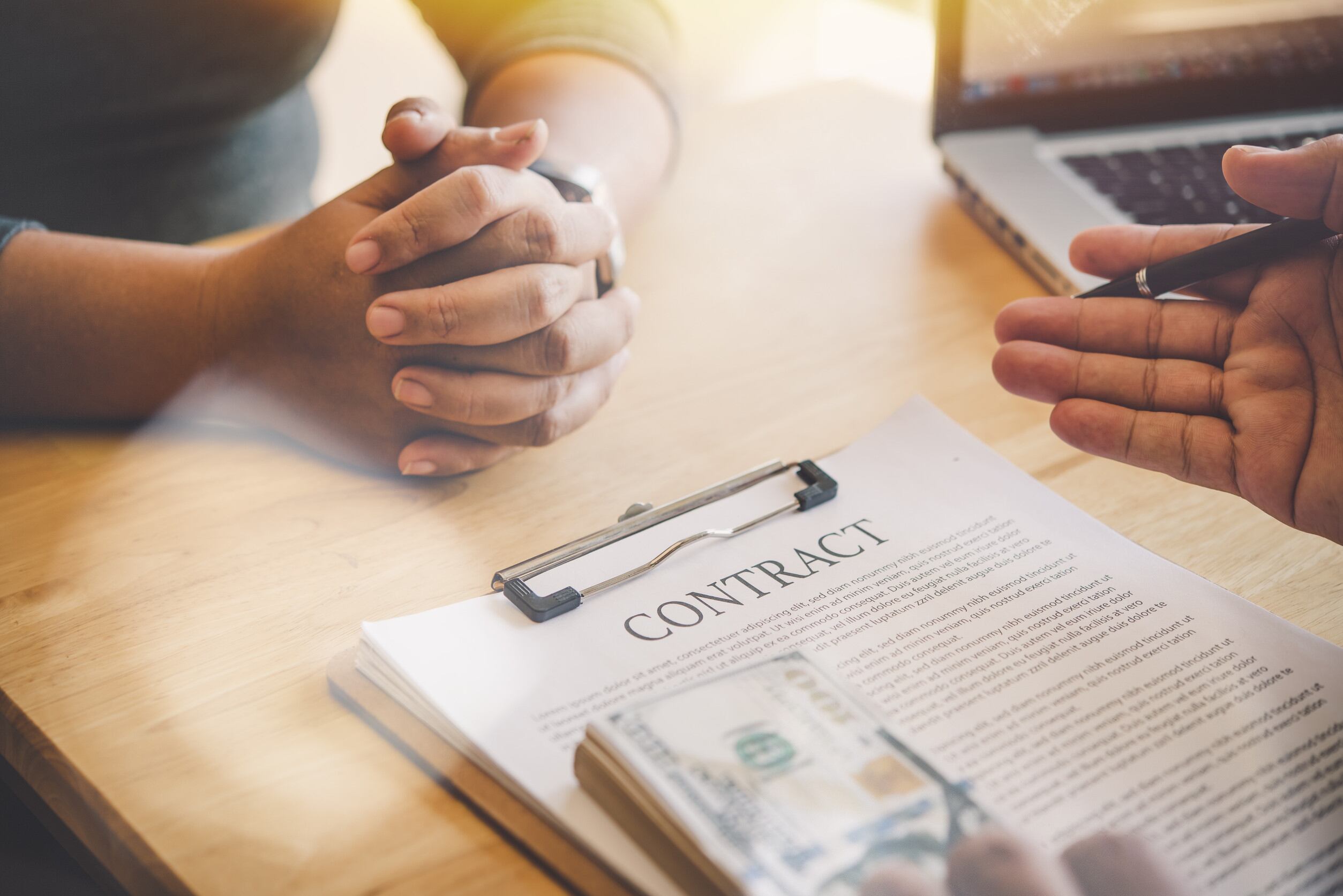 El paso de un contrato por prestación de servicios a uno indefinido no ocurre de manera automática.